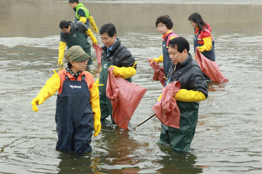 구로구가 세계 물의 날을 기념해 17일 시민단체 및 기업들과 안양천 수질개선 정화활동을 펼쳤다.    구로구 제공